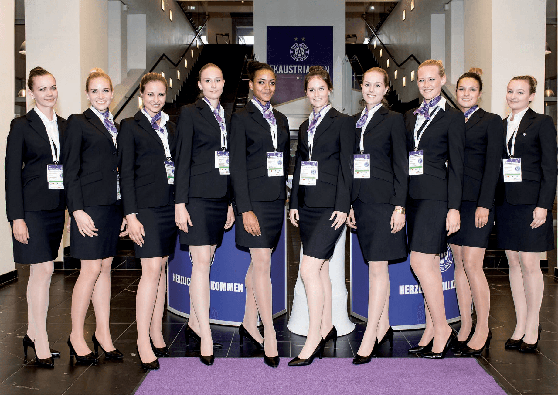 cinnamon trägt Harryson Businesswear